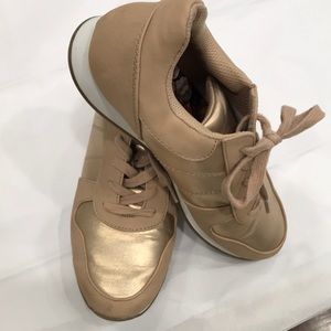 ARIZONA  7 1/2. Women’s tennis shoes. NUDE/golden w floral inside. EXCELLENT CON